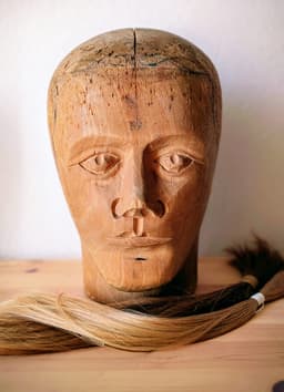 Perücke, Berlin, Haarausfall, Alopezie, kreisrunder Haarausfall, Alopecia totalis, Alopecia areata, Alopecia Androgenetica, Haare, Echthaar, Haarteil, Lace, Montur, Wig, Lacewig, Hair, Haarlinie, Full Lace, Lace Front, Knüpfen, Reparatur, 100% Echthaar, knüpfknoten, Handwerk, Präzision, Zopf, Haarspende, Haare spenden, Abdruck, Maßanfertigung, passgenau,